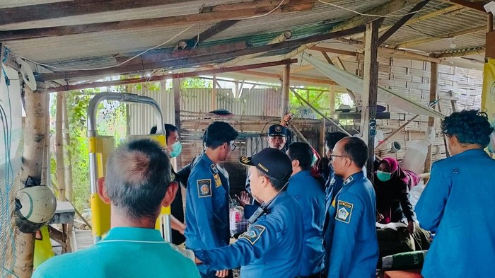 Petugas Damkar Gresik saat mengevakuasi wanita 400 kg