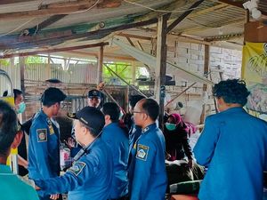 Momen Dramatis Damkar Gresik Evakuasi Wanita 400 Kg Alami Sesak Napas