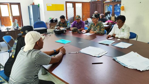 Petugas gabungan melakukan pembinaan terhadap sopir serta kernet pikap yang membuang sampah di Jalan Denpasar Gilimanuk, kawasan TNBB, Kelurahan Gilimanuk, Kecamatan Melaya, Jembrana, Selasa (28/4/2026).