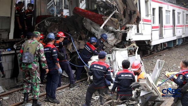 Petugas gabungan mengevakuasi puing-puing di lokasi kecelakaan kereta api di Stasiun Bekasi Timur, Jawa Barat, Selasa, (28/4/2026). (CNBC Indonesia/Muhammad Sabki)