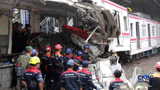 Petugas gabungan mengevakuasi puing-puing di lokasi kecelakaan kereta api di Stasiun Bekasi Timur, Jawa Barat, Selasa, (28/4/2026). (CNBC Indonesia/Muhammad Sabki)