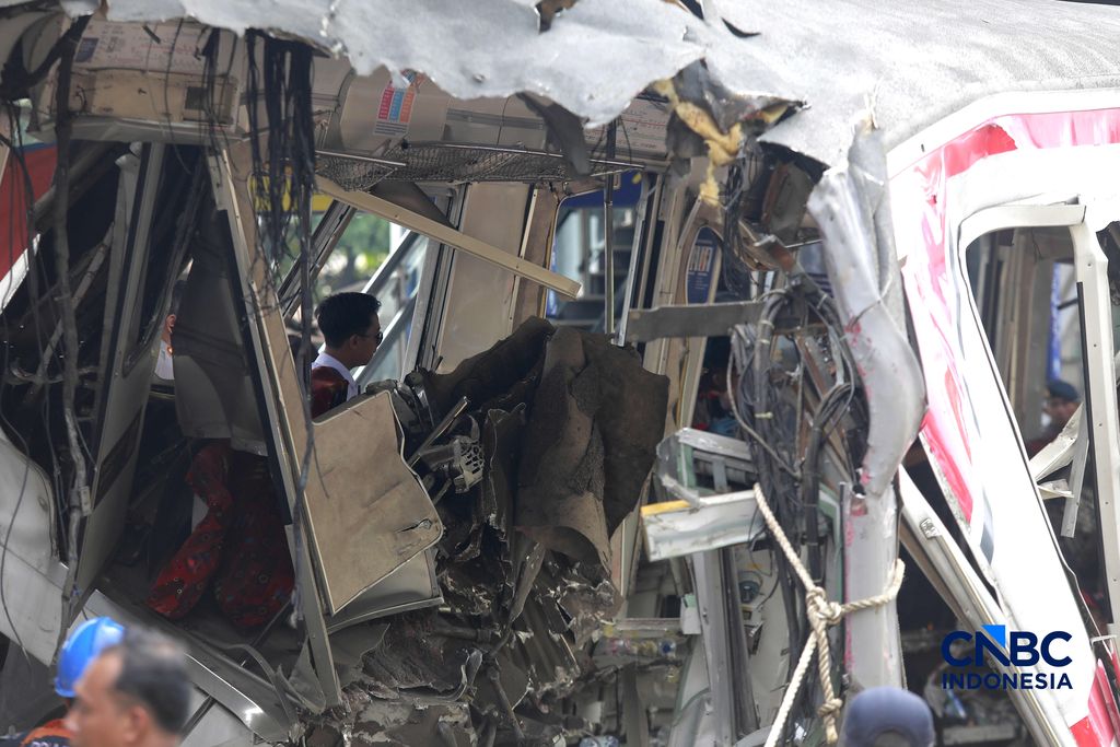 Petugas gabungan mengevakuasi puing-puing di lokasi kecelakaan kereta api di Stasiun Bekasi Timur, Jawa Barat, Selasa, (28/4/2026). (CNBC Indonesia/Muhammad Sabki)