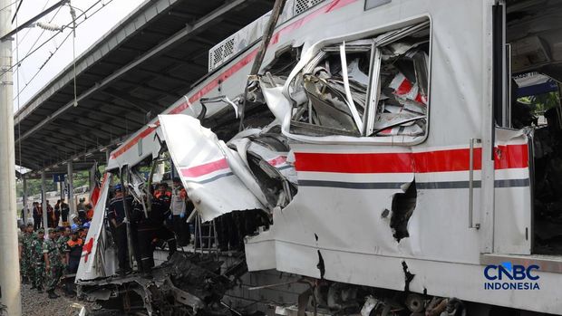 Petugas gabungan mengevakuasi puing-puing di lokasi kecelakaan kereta api di Stasiun Bekasi Timur, Jawa Barat, Selasa, (28/4/2026). (CNBC Indonesia/Muhammad Sabki)