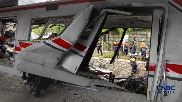 Petugas gabungan mengevakuasi puing-puing di lokasi kecelakaan kereta api di Stasiun Bekasi Timur, Jawa Barat, Selasa, (28/4/2026). (CNBC Indonesia/Muhammad Sabki)