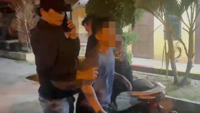 Pihak kepolisian saat mengamankan pelaku. (dok. Polres Pelabuhan Belawan)