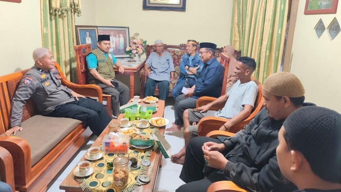 Pihak Pemprov Sulsel mengunjungi keluarga kapten kapal tanker yang disandera perompak di perairan Somalia.