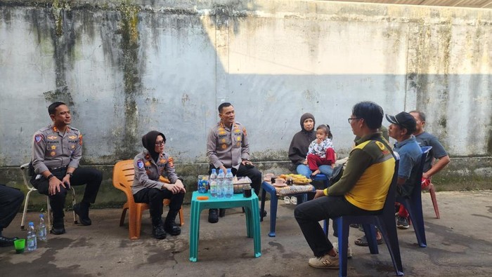 Polda Sumatera Selatan (Sumsel) melalui jajaran Polrestabes Palembang melakukan aksi bersih lingkungan sekaligus menyerap aspirasi masyarakat (Dok istimewa).