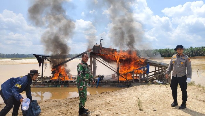 Polisi dan TNI menindak aktivitas PETI di Kuantan Singingi, Riau, Selasa (28/4/2026).