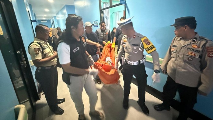 Polisi mengevakuasi jasad pasien yang gantung di rumah sakit