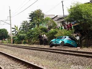 Terungkap! Taksi Listrik Sempat Netral Sebelum Berhenti-Ditabrak KRL di Bekasi