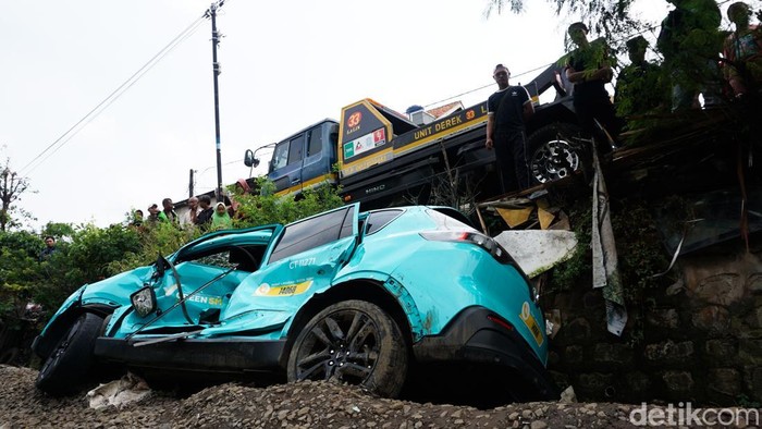 Sebuah taksi berwarna hijau terlihat rusak parah di lokasi kecelakaan kereta. Insiden tersebut terjadi di Stasiun Bekasi Timur, Jawa Barat, Selalsa (28/4/2026).