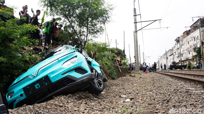 Sebuah taksi berwarna hijau terlihat rusak parah di lokasi kecelakaan kereta. Insiden tersebut terjadi di Stasiun Bekasi Timur, Jawa Barat, Selalsa (28/4/2026).