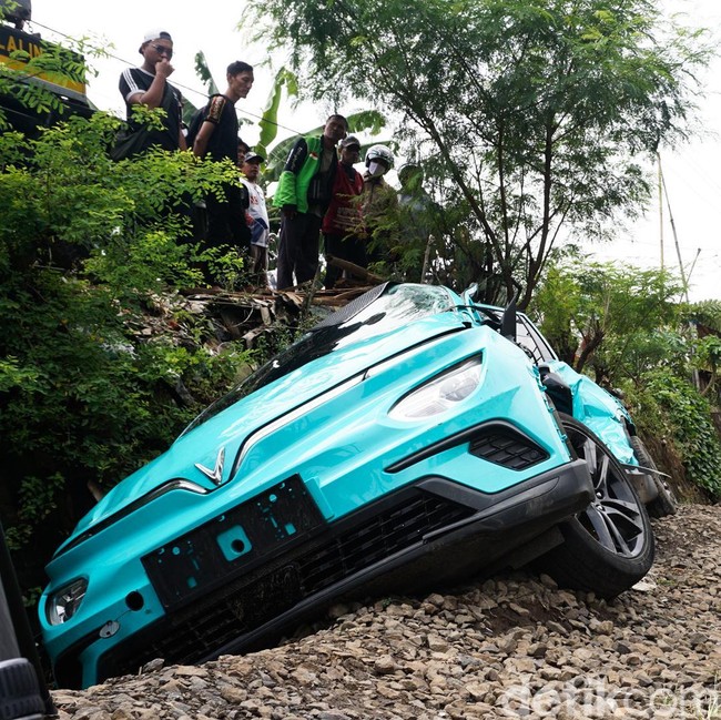 Polisi Selidiki Taksi Green SM dalam Kecelakaan Kereta di Bekasi