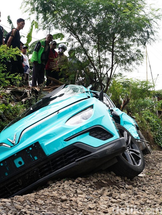 Polisi Selidiki Taksi Green SM dalam Kecelakaan Kereta di Bekasi