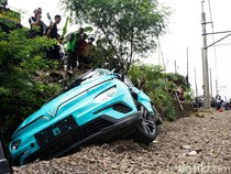 Polisi Selidiki Taksi Green SM dalam Kecelakaan Kereta di Bekasi