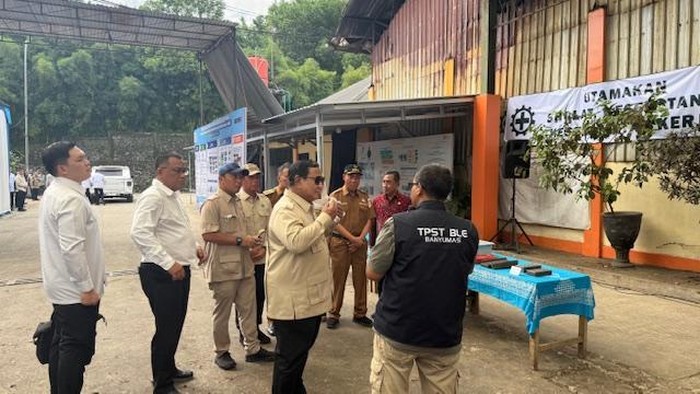 Prabowo dan rombongan mengecek pengolahan sampah di Banyumas (Eva/detikcom)