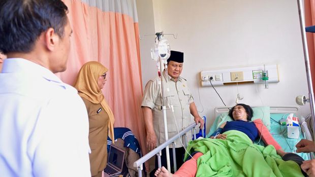 Prabowo di RSUD Bekasi Jenguk Korban Kecelakaan Kereta