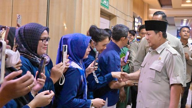 Prabowo di RSUD Bekasi Jenguk Korban Kecelakaan Kereta