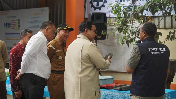 Prabowo melihat produk genting yang dihasilkan dari limbah plastik TPST BLE Kaliori, Kecamatan Kalibagor, Kabupaten Banyumas, Selasa (28/4/2026).