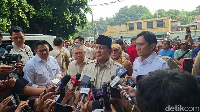 Prabowo Usai Jenguk Korban Kecelakaan Kereta di RSUD Bekasi