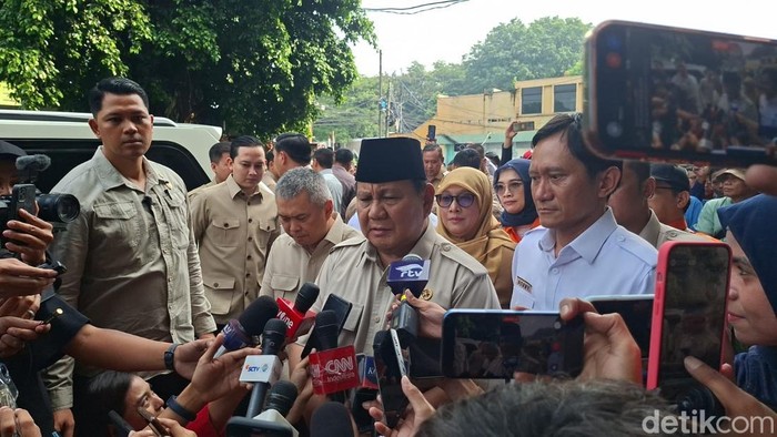 Prabowo Usai Jenguk Korban Kecelakaan Kereta di RSUD Bekasi