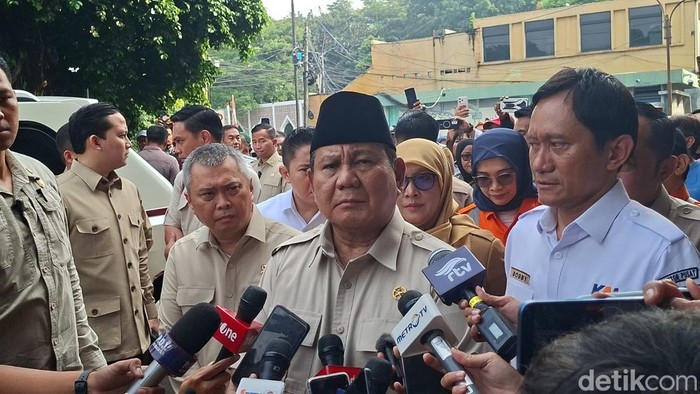 Prabowo Usai Jenguk Korban Kecelakaan Kereta di RSUD Bekasi