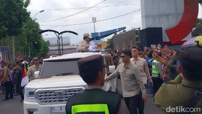 Presiden Prabowo bagi-bagi kaus saat tiba di Purwokerto, Kabupaten Banyumas, Selasa (28/4/2026).