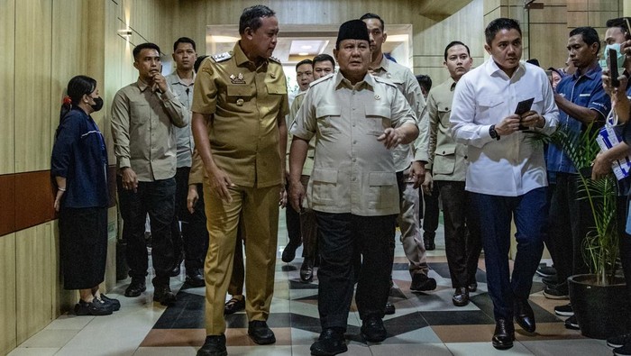 Presiden Prabowo Subianto (kedua kiri) didampingi Sekretaris Kabinet Teddy Indra Wijaya (kedua kanan) dan Mensesneg Prasetyo Hadi (tengah) menyapa Wali Kota Bekasi Tri Adhianto Tjahyono (kiri) saat tiba  di RSUD Bekasi, Jawa Barat, Selasa (28/4/2026)