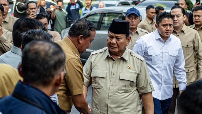Presiden Prabowo Subianto (kedua kiri) didampingi Sekretaris Kabinet Teddy Indra Wijaya (kedua kanan) dan Mensesneg Prasetyo Hadi (tengah) menyapa Wali Kota Bekasi Tri Adhianto Tjahyono (kiri) saat tiba  di RSUD Bekasi, Jawa Barat, Selasa (28/4/2026). Presiden Prabowo menjenguk korban kecelakaan KA Argo Bromo dan KRL Commuterline yang hingga Selasa pagi jumlahnya tercatat sebanyak 84 korban luka-luka dan 14 orang meninggal dunia. ANTARA FOTO/ Rakha Raditya Yahya