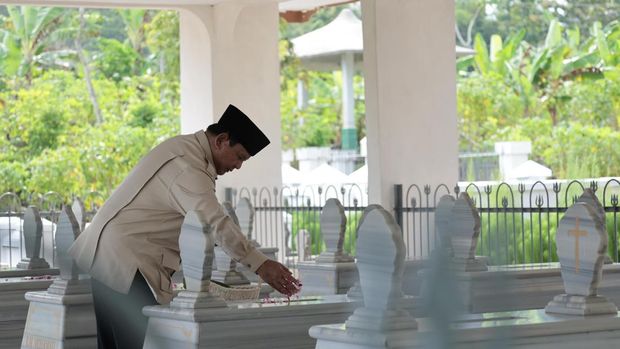Presiden Prabowo Subianto berziarah ke makam kakeknya Raden Mas (RM) Margono Djojohadikusumo.