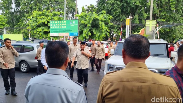 Presiden Prabowo Subianto menjenguk korban kecelakaan kereta di RSUD Bekasi. (Taufiq/detikcom)