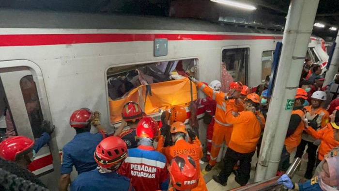 Tim SAR Berjibaku Selamatkan Korban KA Tabrak KRL di Bekasi