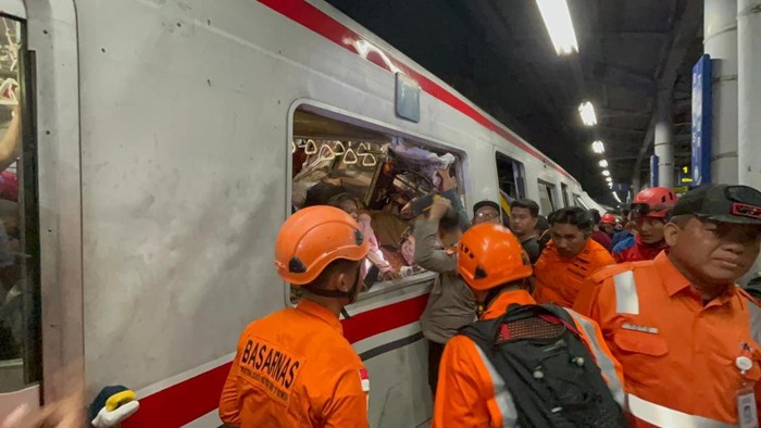 Tim SAR Berjibaku Selamatkan Korban KA Tabrak KRL di Bekasi
