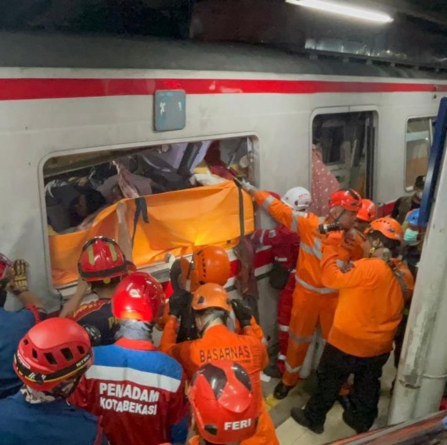 Tim SAR Berjibaku Selamatkan Korban KA Tabrak KRL di Bekasi