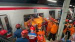 Tim SAR Berjibaku Selamatkan Korban KA Tabrak KRL di Bekasi