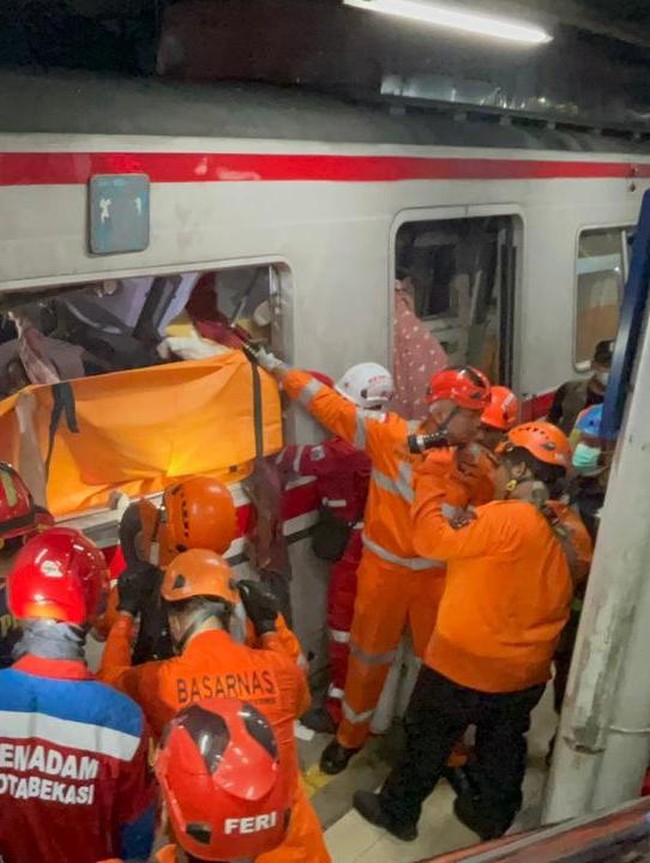 Tim SAR Berjibaku Selamatkan Korban KA Tabrak KRL di Bekasi