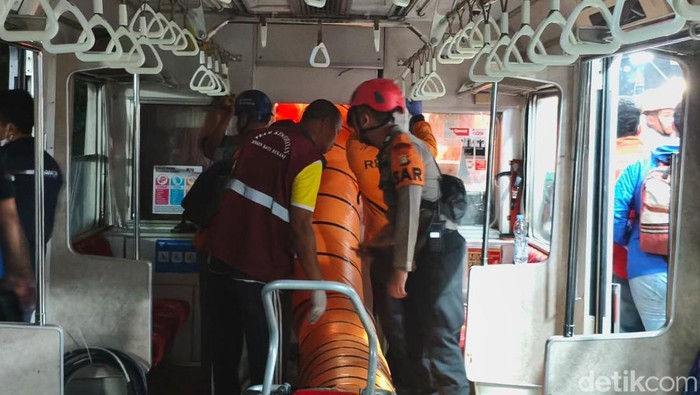 Proses evakuasi korban di KRL yang tertabrak KA Argo Bromo di Stasiun Bekasi Timur. (Kurniawan/detikcom)