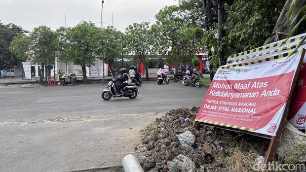 Proyek galian pipa PGN di kawasan Manukan, Surabaya yang mangkrak dan dikeluhkan warga.