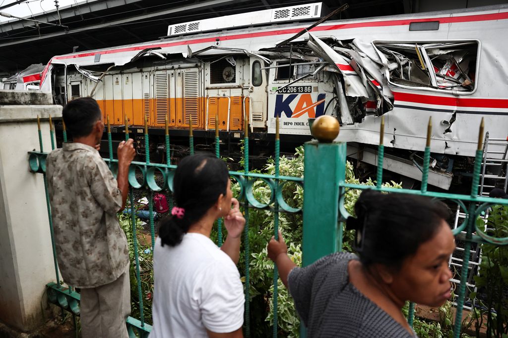 PT Kereta Api Indonesia (Persero) mencatat sebanyak 240 penumpang KA Argo Bromo Anggrek selamat. Sementara itu, penumpang KRL tercatat 7 orang meninggal dunia dan 82 orang mengalami luka-luka yang saat ini telah mendapatkan penanganan medis, Selasa (28/4/2026). (REUTERS/Willy Kurniawan)