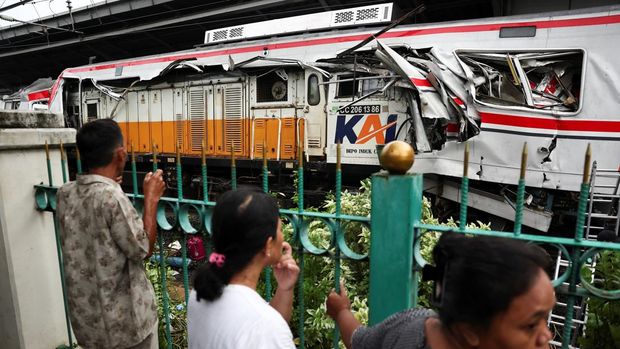 PT Kereta Api Indonesia (Persero) mencatat sebanyak 240 penumpang KA Argo Bromo Anggrek selamat. Sementara itu, penumpang KRL tercatat 7 orang meninggal dunia dan 82 orang mengalami luka-luka yang saat ini telah mendapatkan penanganan medis, Selasa (28/4/2026). (REUTERS/Willy Kurniawan)