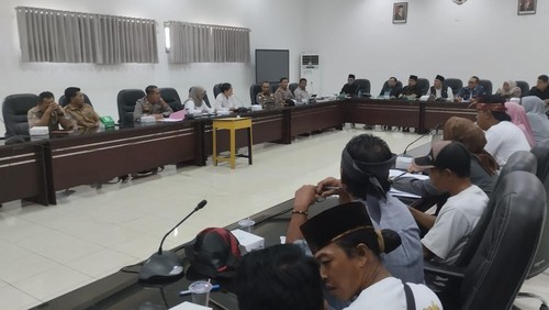 Rapat dengar pendapat Komisi II DPRD Lombok Barat dengan para pedagang Taman Narmada, Selasa (28/4/2026). (M Zahiruddin/detikBali)