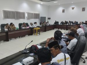 Tak Terima Digusur, Pedagang Taman Narmada Protes