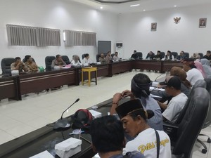 Tak Terima Digusur, Pedagang Taman Narmada Protes