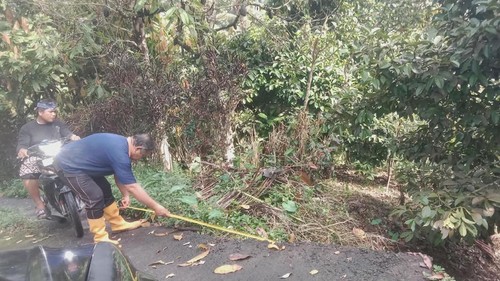 Ruas jalan kabupaten di Desa Sepang, Kecamatan Busungbiu, Buleleng, jebol akibat digerus air hujan, Selasa (28/4/2026). (Foto: Dok. BPBD Buleleng)