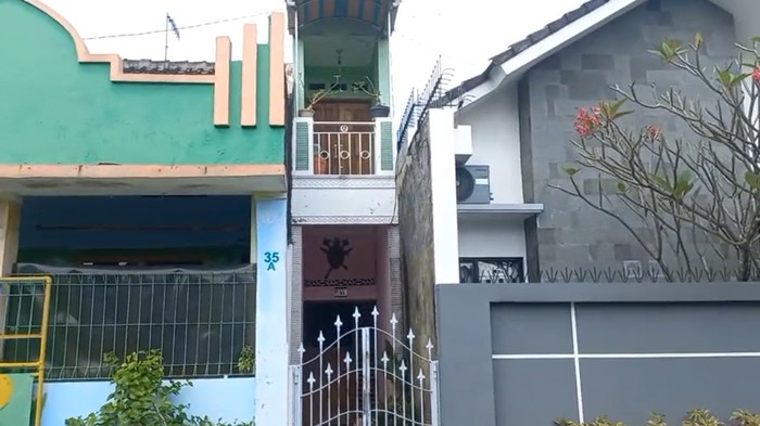 Rumah dengan fasad selebar 1 meter di Solo.