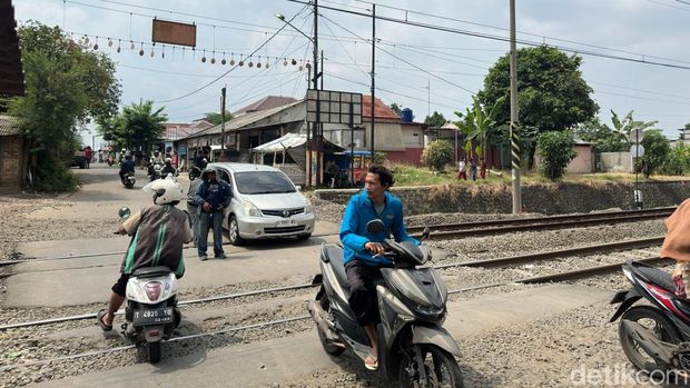 Satu unit taksi tertemper KRL di perlintasan sebidang tak resmi di Jalan Ampera, Bekasi. Kecelakaan itu memicu KA Argo Bromo Anggrek menabrak KRL di Stasiun Bekasi Timur. (Isal/detikcom)