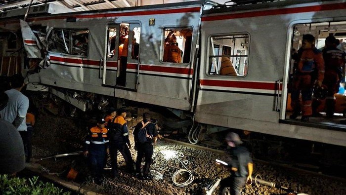 Sejumlah petugas mengevakuasi korban kecelakaan KRL jurusan Cikarang yang bertabrakan dengan Kereta Api (KA) Jarak Jauh Argo Bromo Anggrek di stasiun Bekasi Timur, Jawa Barat, Senin (27/4/2026). ANTARA/Siti Nurhaliza/aa