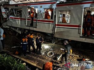 Kecelakaan Maut KA Argo Bromo Tabrak KRL, 5 Tewas 3 Masih Terjepit