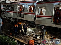 KRL di Bekasi Dipotong Evakuasi Penumpang Terjepit, Fokus Gerbong Wanita