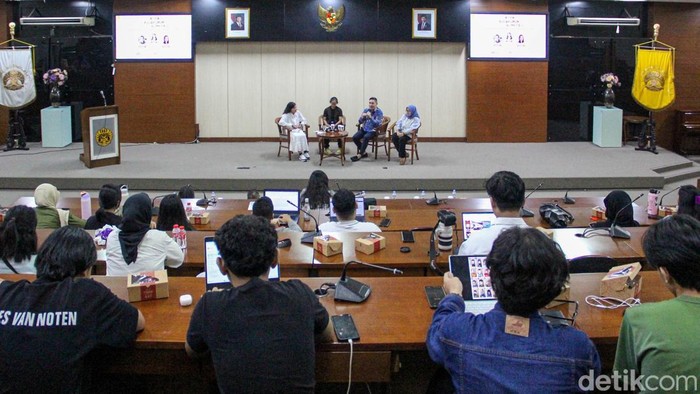 Fakultas Ilmu Pengetahuan Budaya Universitas Indonesia (FIB UI) menggelar kegiatan bertajuk Seri Kuliah Umum Alumni FIB UI (KUALI #2) di Auditorium Toety Herati Noerhadi, Kampus UI Depok, Selasa (28/4/2026). Seminar ini mengangkat tema “Membangun Kesadaran Kesehatan Mental Mahasiswa dalam Perspektif Humaniora di Era Modern